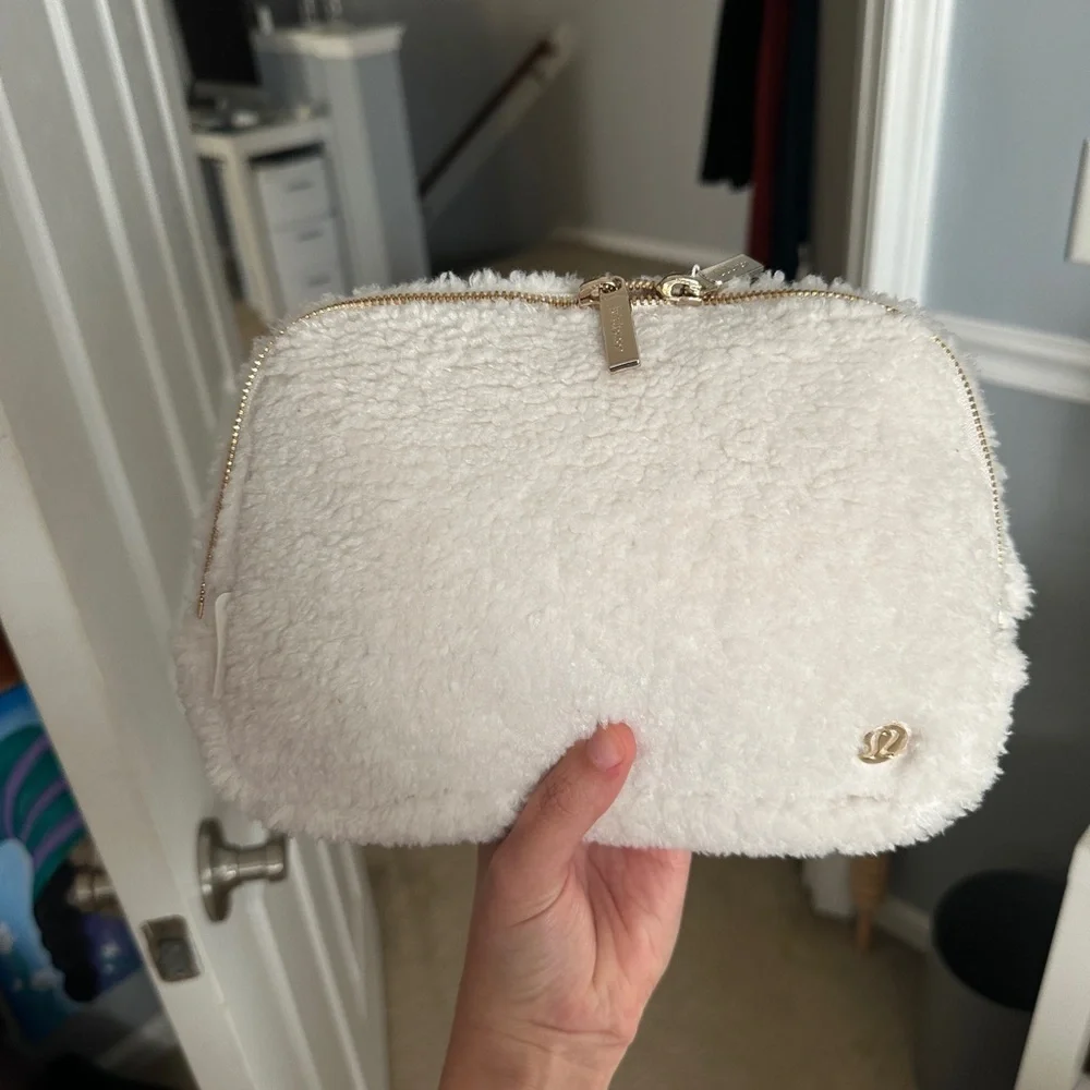 Lululemon Luxe White Sherpa Bag NWT